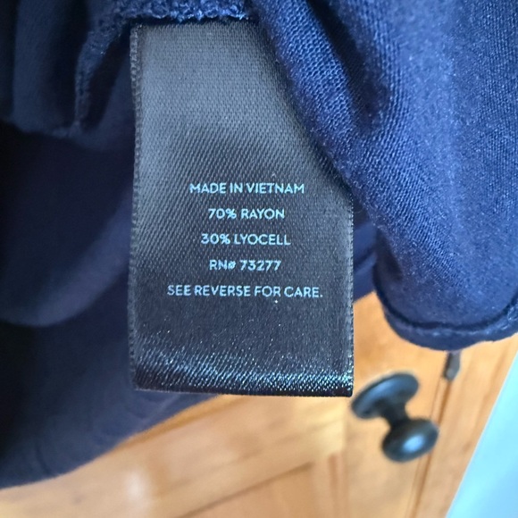 Simply Vera Vera Wang Navy Tee with detachable necklace size Large - Picture 5 of 6